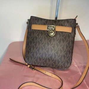 Authentic Michael Kors  #058NC Hamilton Traveler monogram crossbody